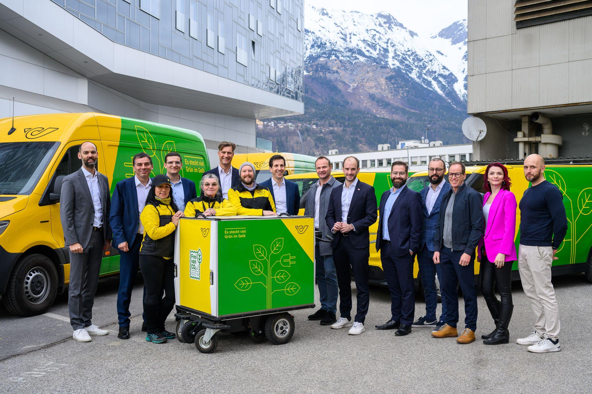 Teamfoto mit der Österreichischen Post bei Inbetriebnahme der Ladeinfrastruktur in Innsbruck