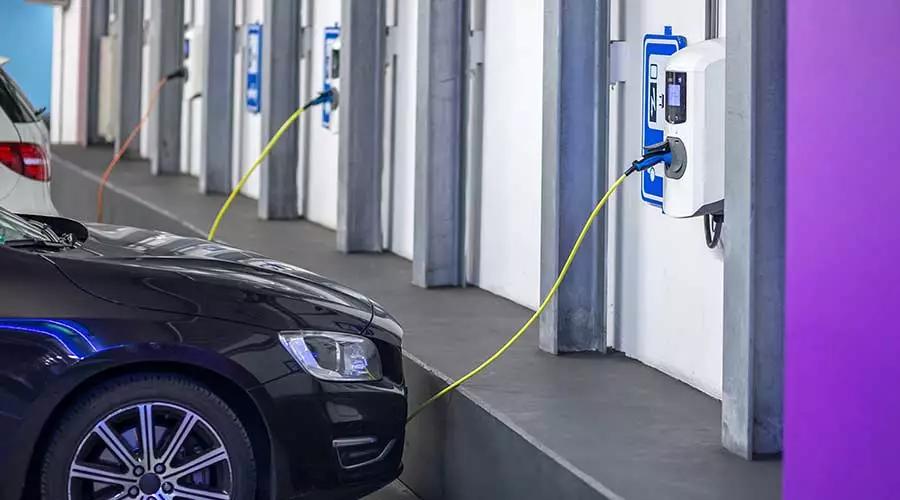 E-Autos laden an Ladestation