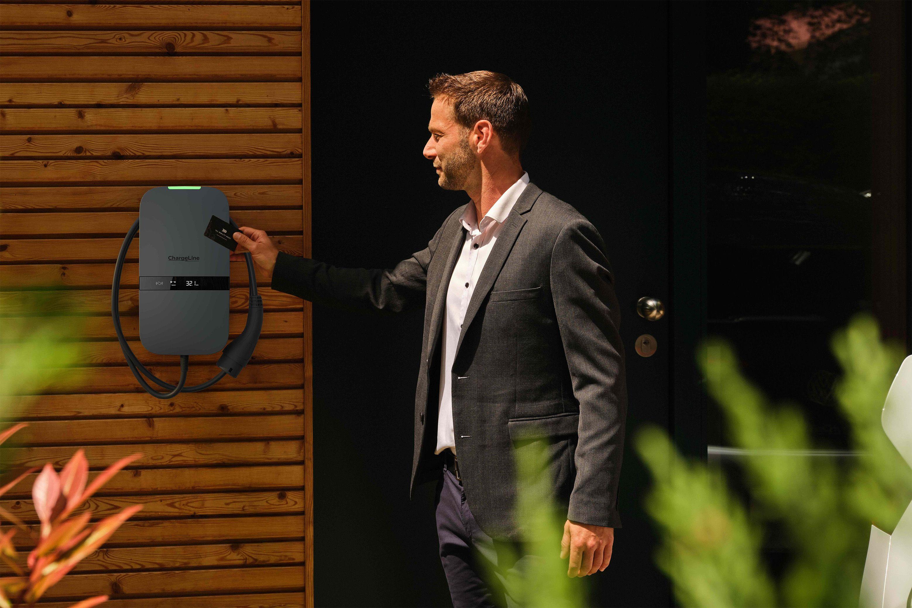 Mann beim laden der Chargeline Home Wallbox zuhause