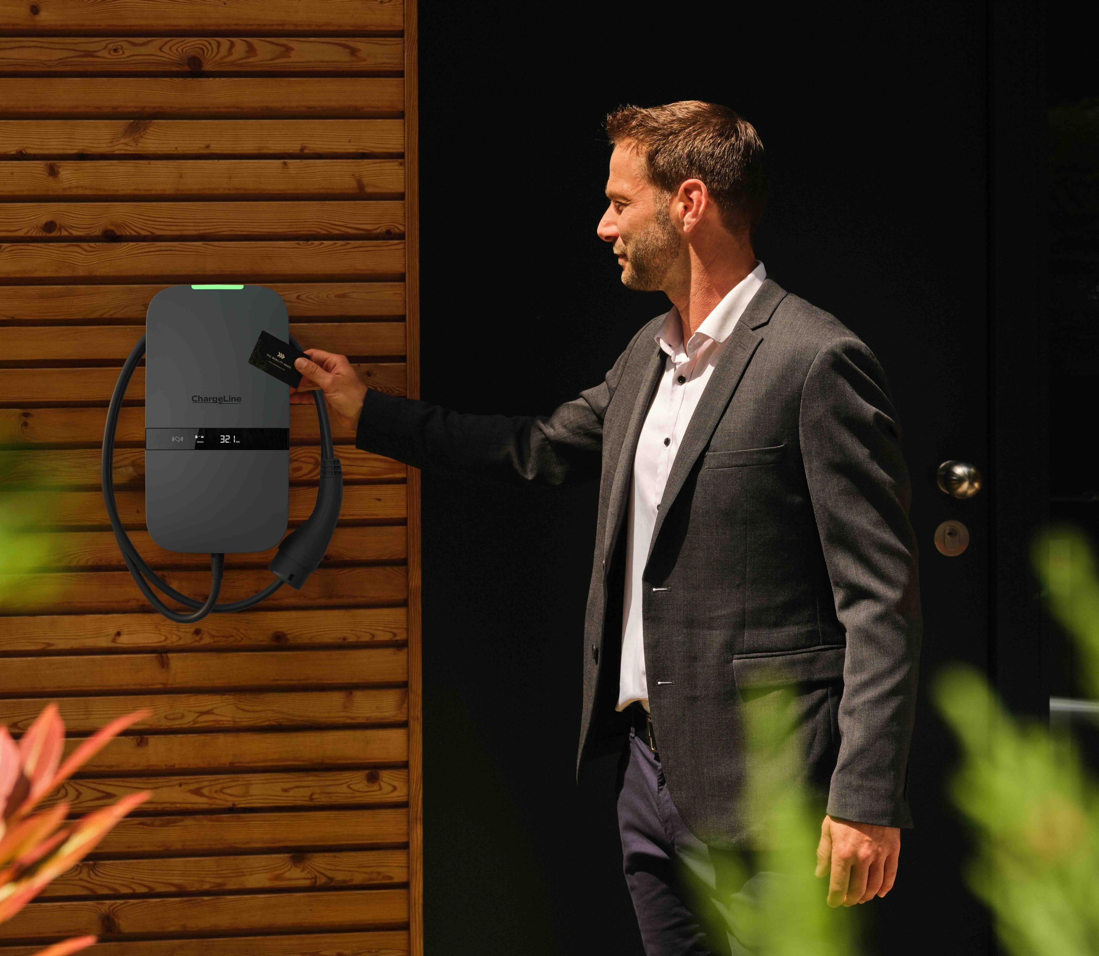 ChargeLine Home Wallbox mit Mann