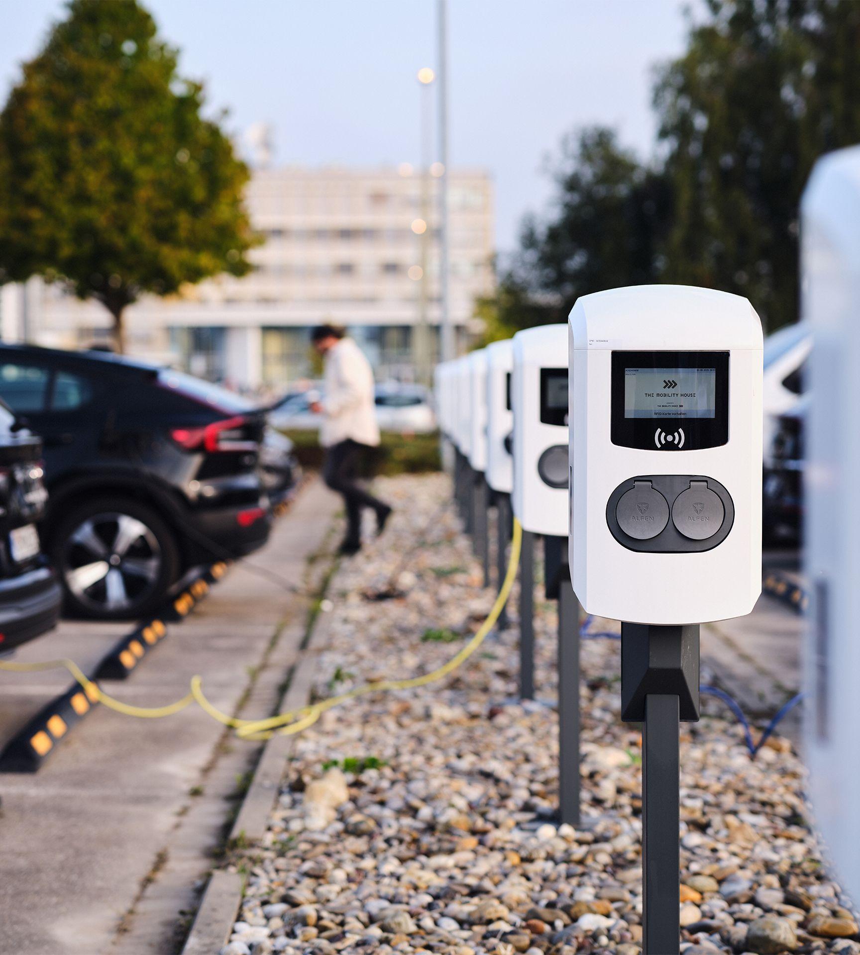 Ladestationen an Firmenparkplatz hintereinander gereiht