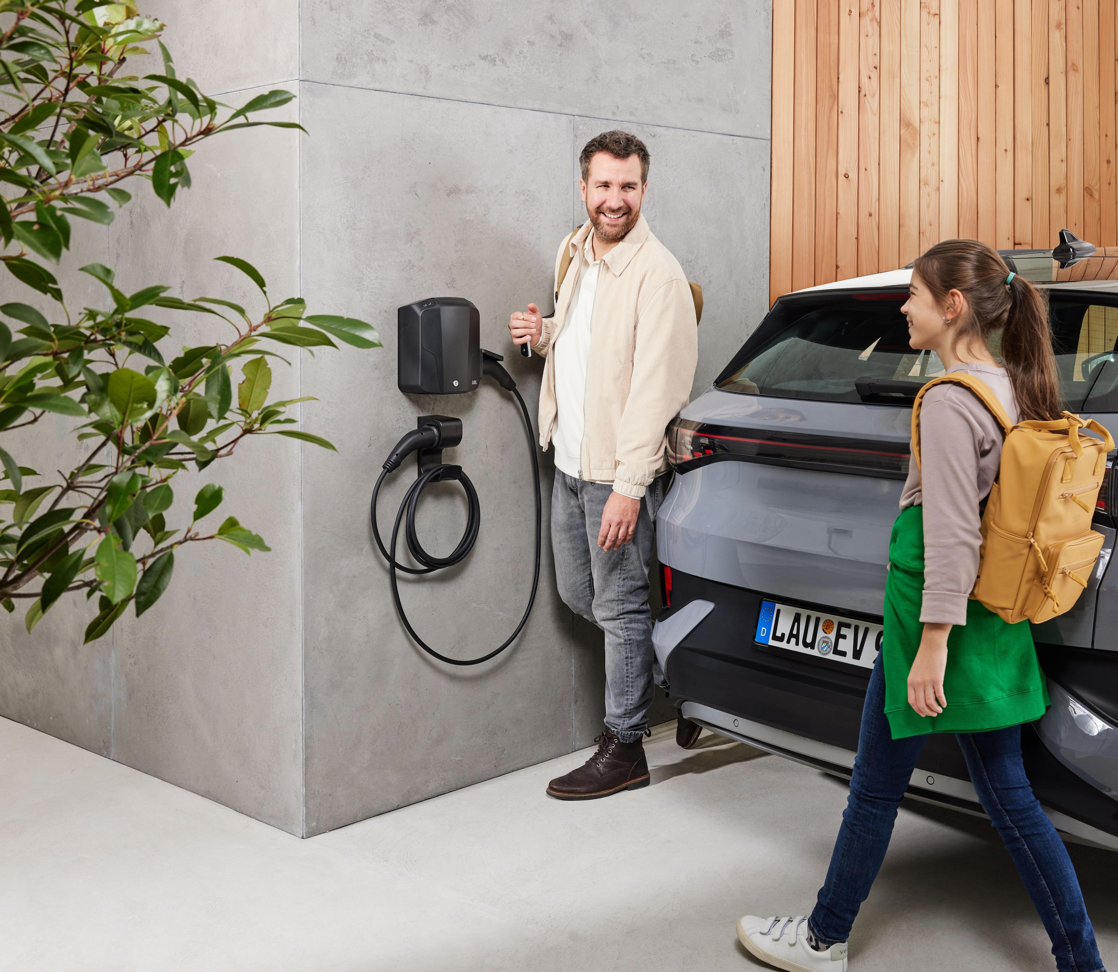 Mann steht vor ABL Wallbox