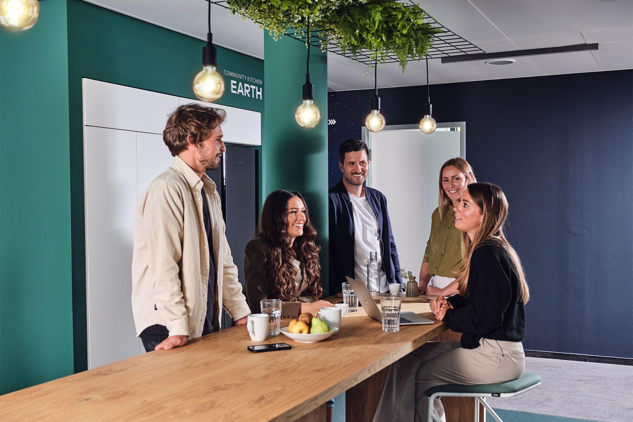 Kollegen unterhalten sich in der Office-Küche