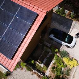 Drohnenaufnahme eines Hauses mit Solarpanelen