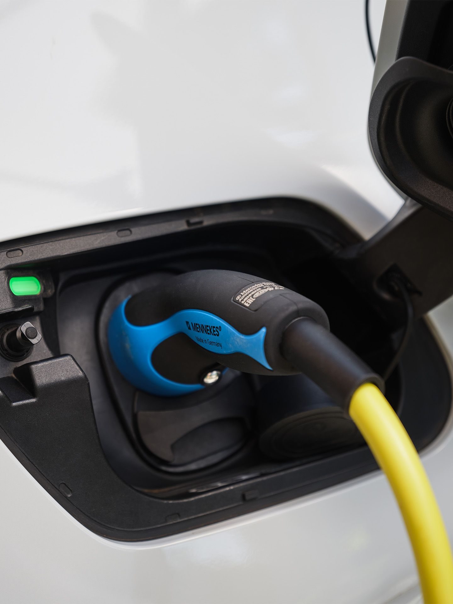 Elektroauto mit angestecktem Ladekabel