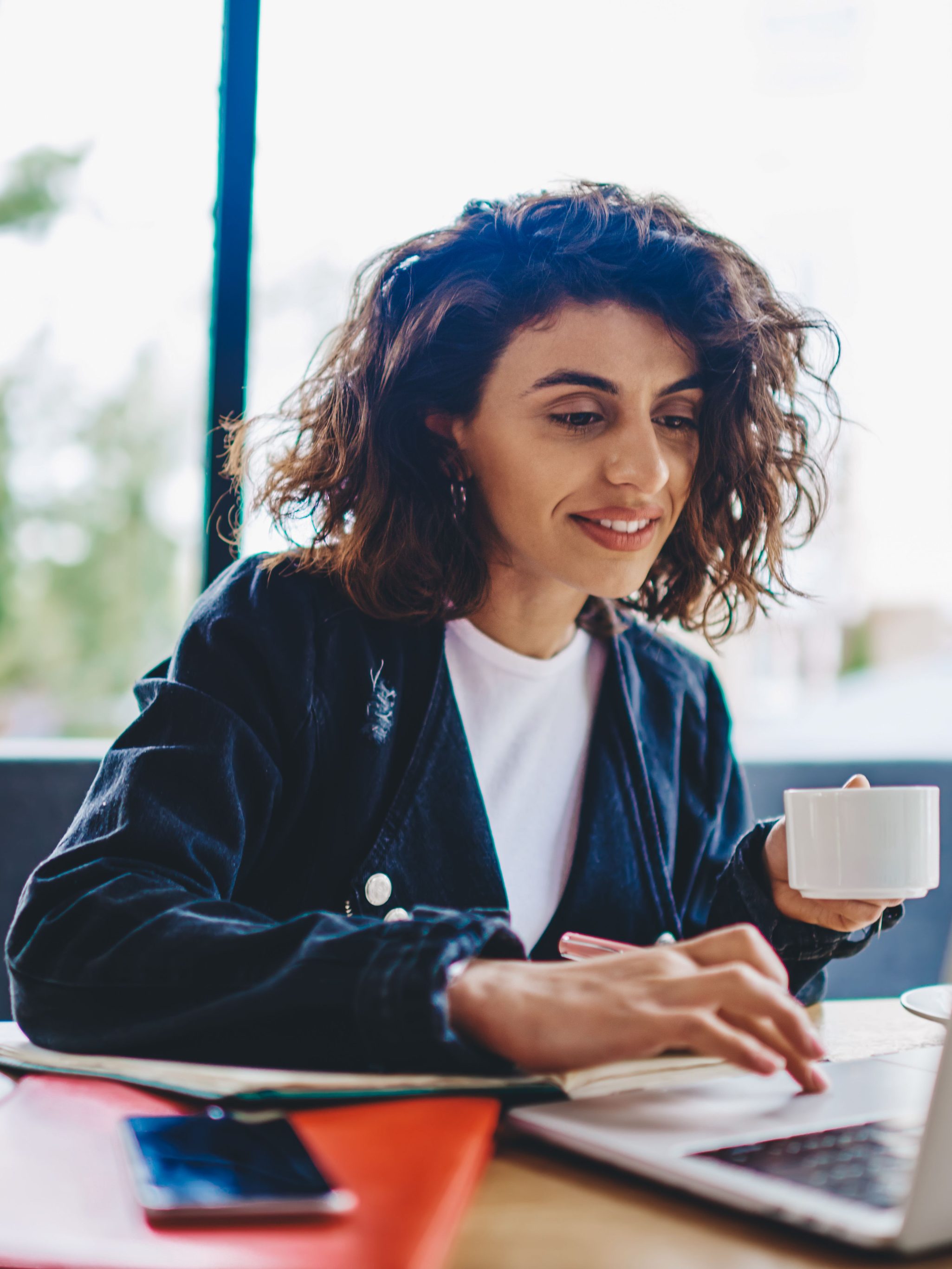 Frau beim Online-Shopping am Laptop